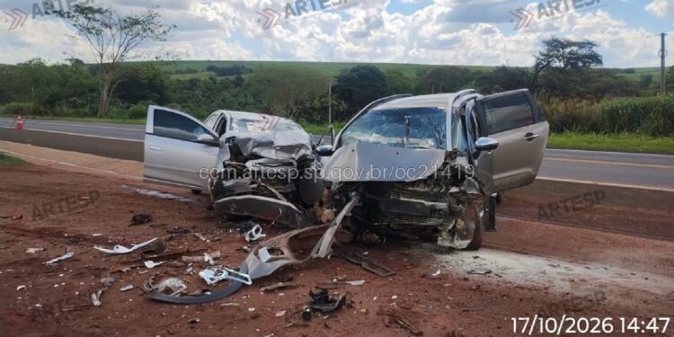 Batida frontal entre carros na rodovia SP-261 em Boracéia