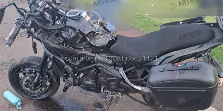 Acidente entre moto e carreta deixa um morto e um ferido grave na SP-270 em Paraguaçu Paulista