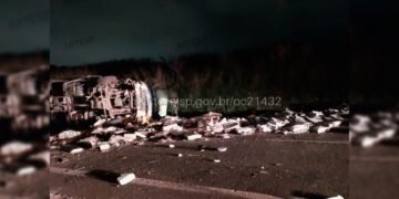 Motorista fica ferido após caminhão tombar e carga de frios se espalhar na pista de rodovia em Barra Bonita
