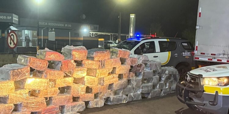 Polícia apreende quase duas toneladas de maconha em fundo falso de caminhão de água Polícia apreende quase duas toneladas de maconha em fundo falso de caminhão de água