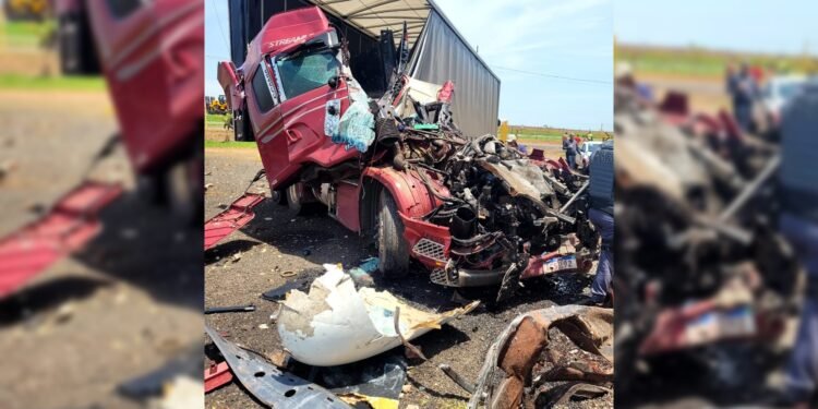 Motorista perde controle e bate caminhão contra aeronave exposta em posto de combustíveis