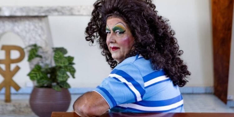 ‘Me senti realizado’, diz agricultor que se vestiu de drag queen para realizar sonho do filho no Paraná ‘Me senti realizado’, diz agricultor que se vestiu de drag queen para realizar sonho do filho no Paraná