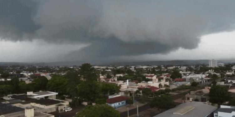 VÍDEO: nuvens gigantes formam ‘paredão’ no céu antes de temporal causar estragos em MS VÍDEO: nuvens gigantes formam ‘paredão’ no céu antes de temporal causar estragos em MS