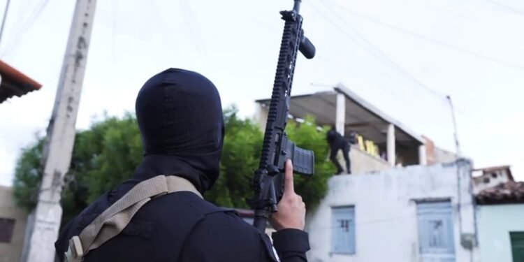 Operação contra Comando Vermelho prende 17 pessoas e apreende drogas e armas no Cariri, no Ceará