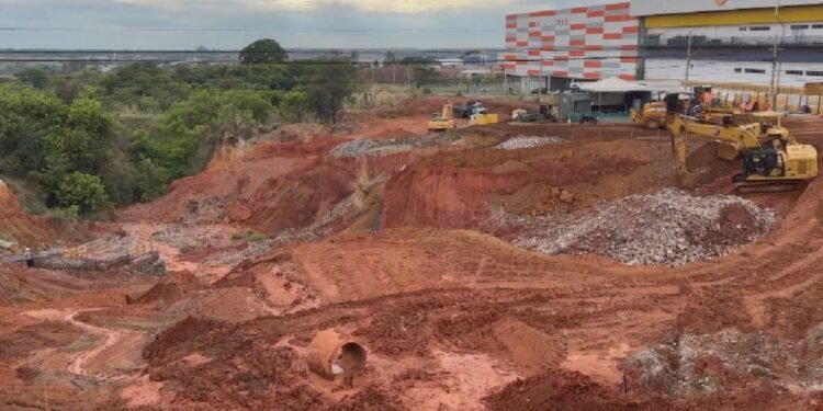 Voçoroca gigante avança em direção à BR-040 e obra interdita marginal Voçoroca gigante avança em direção à BR-040 e obra interdita marginal
