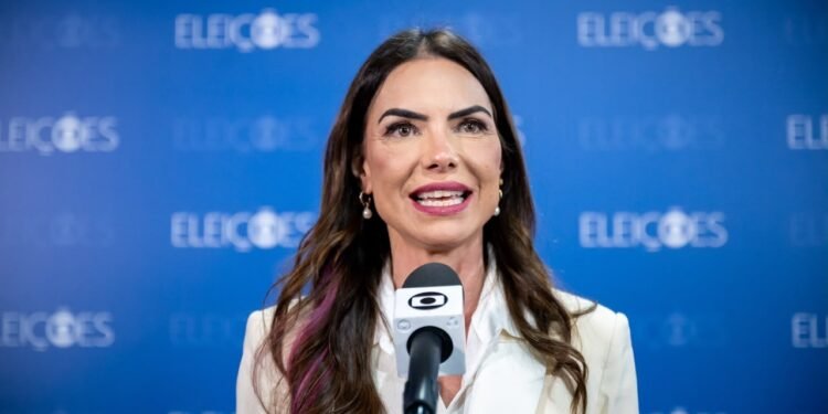 Terceira mais votada no DF, Paula Belmonte decide ficar neutra no 2º turno para governo; PSDB libera apoio a Grass