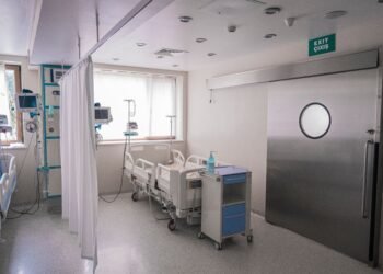 Filhos de mulher que morreu à espera de transferência para tratar câncer devem receber indenização de R$ 140 mil Filhos de mulher que morreu à espera de transferência para tratar câncer devem receber indenização de R$ 140 mil