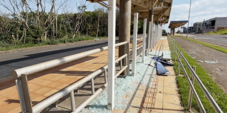 Ponto de ônibus é alvo de vandalismo em avenida de Santa Bárbara d’Oeste