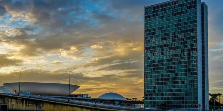 Centrão tenta chegar a acordo para votar novo sistema eleitoral e conter avanço da direita Centrão tenta chegar a acordo para votar novo sistema eleitoral e conter avanço da direita
