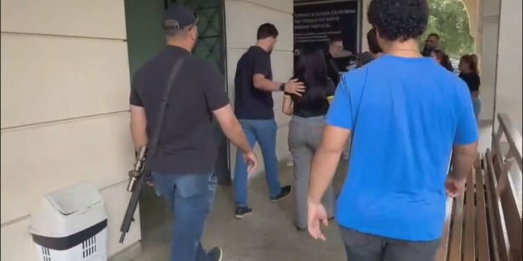 Mulher é presa em velório no Caju suspeita de torturar e espancar ex de marido