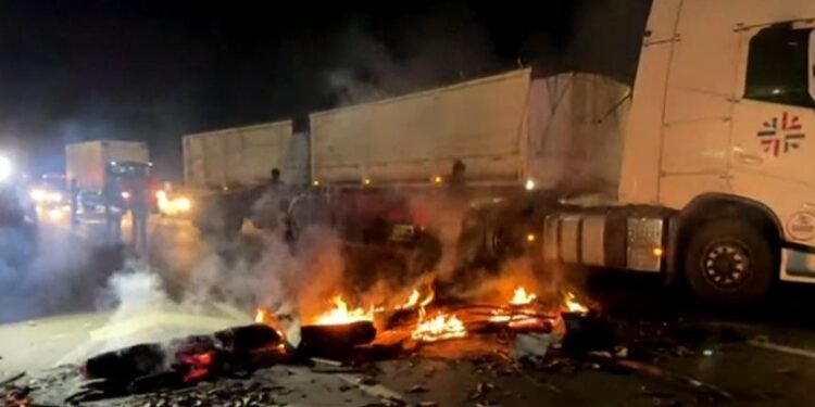 Moradores de comunidade protestam às margens de BR-230, na Grande João Pessoa, após morte de jovem Moradores de comunidade protestam às margens de BR-230, na Grande João Pessoa, após morte de jovem