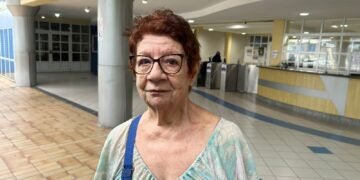 Aos 80 anos, eleitora chega cedo para votar e critica clima político: ‘Pouco raciocínio e muita paixão’