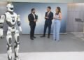 Chute de 200 kg e ‘break dance’: 1º robô policial desenvolvido no Brasil visita estúdio da TV Globo no DF; VÍDEO