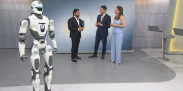 Chute de 200 kg e ‘break dance’: 1º robô policial desenvolvido no Brasil visita estúdio da TV Globo no DF; VÍDEO
