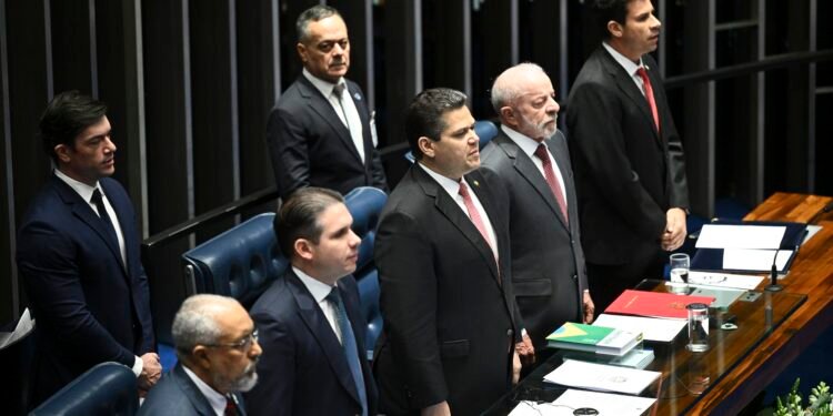 Apesar de votos a favor, apenas um senador da oposição comparece à promulgação da PEC que acaba com a escala 6×1 Apesar de votos a favor, apenas um senador da oposição comparece à promulgação da PEC que acaba com a escala 6×1