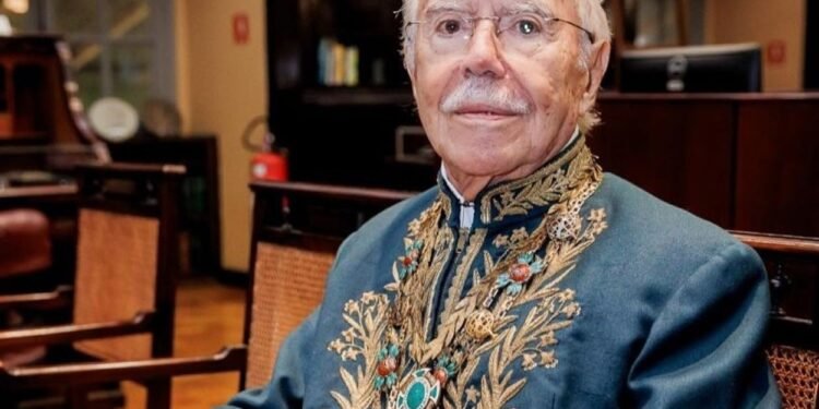 José Sarney permanece internado na UTI após cirurgia no aparelho digestivo José Sarney permanece internado na UTI após cirurgia no aparelho digestivo