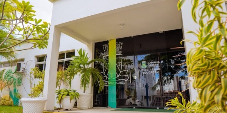 Campina Grande anuncia 14º salário para servidores da educação que alcançaram metas no Ideb Campina Grande anuncia 14º salário para servidores da educação que alcançaram metas no Ideb