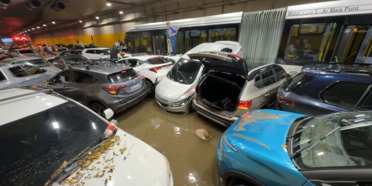 Túnel do Anhangabaú tem previsão de 8 bombas para drenagem, mas Prefeitura de SP diz que apenas 6 funcionaram em alagamento Túnel do Anhangabaú tem previsão de 8 bombas para drenagem, mas Prefeitura de SP diz que apenas 6 funcionaram em alagamento