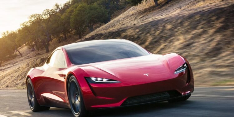 Tesla lança Roadster hoje; Musk diz que esportivo é mais insano que os carros do agente James Bond