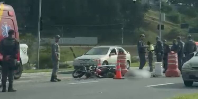 Motociclista morre após colisão com trator no Anel Viário, em São José dos Campos Motociclista morre após colisão com trator no Anel Viário, em São José dos Campos