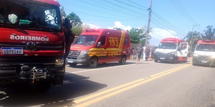 Motociclista fica gravemente ferida após acidente com carro em São Sebastião, SP