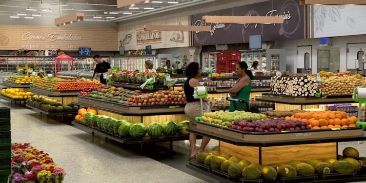 Preço dos alimentos: o que ficou mais caro e o que barateou na prévia da inflação de outubro