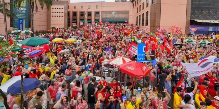 Apoiadores de Lula fazem ato unificado em Vitória