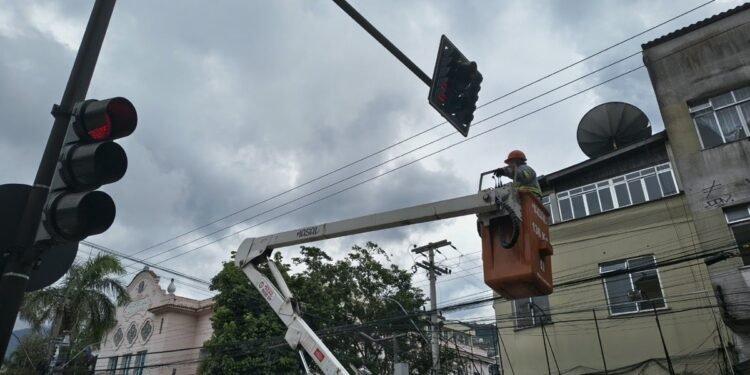 Teresópolis começa a instalar semáforos inteligentes Teresópolis começa a instalar semáforos inteligentes