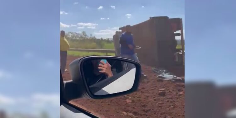 VÍDEO: carga de caminhão fica espalhada na pista após colisão com carro em rodovia de Boituva