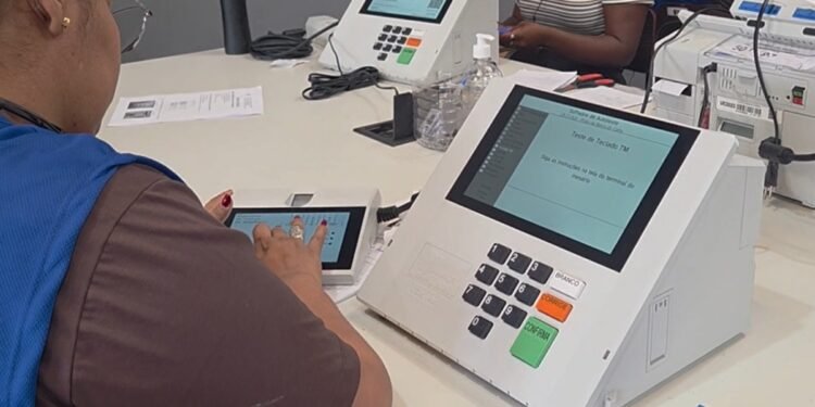 Mais de 329 mil eleitores estão aptos a votar neste domingo em Macaé, Rio das Ostras e Casimiro de Abreu; urnas são distribuídas Mais de 329 mil eleitores estão aptos a votar neste domingo em Macaé, Rio das Ostras e Casimiro de Abreu; urnas são distribuídas