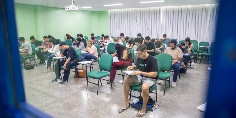 UEA registra 12,4 mil ausências no primeiro dia do vestibular; provas de segunda etapa ocorrem nesta terça (13)