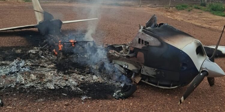 Piloto morre em confronto após incendiar avião durante tentativa de interceptação pela FAB em MT Piloto morre em confronto após incendiar avião durante tentativa de interceptação pela FAB em MT
