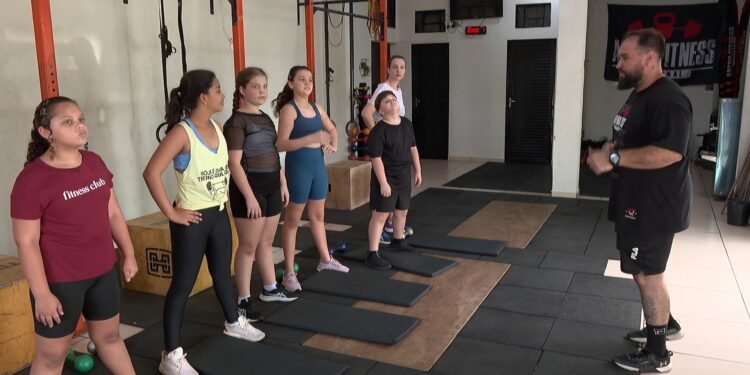 Menina com obesidade muda hábitos com a família e leva seis colegas de sala para o crossfit em Ribeirão Preto, SP