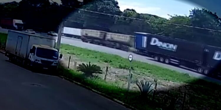 Vídeo mostra quando carreta bate em caminhão e atravessa canteiro na Rodovia Anhanguera em Limeira Vídeo mostra quando carreta bate em caminhão e atravessa canteiro na Rodovia Anhanguera em Limeira