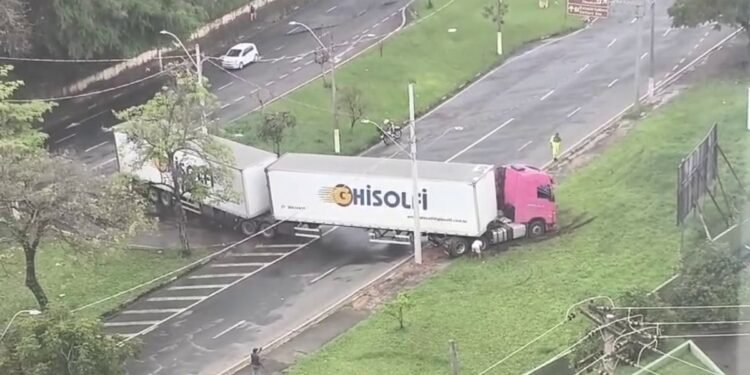 Carreta fica presa em canteiro ao fazer retorno e bloqueia avenida em Campinas Carreta fica presa em canteiro ao fazer retorno e bloqueia avenida em Campinas
