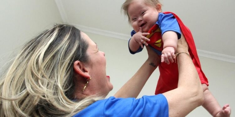‘As aventuras do Super Chico’: menino com Down que venceu a Covid 2 vezes vira herói de livro escrito pela mãe