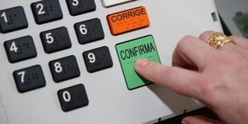É #FAKE que urna eletrônica no Distrito Federal tinha votos registrados antes do início da votação
