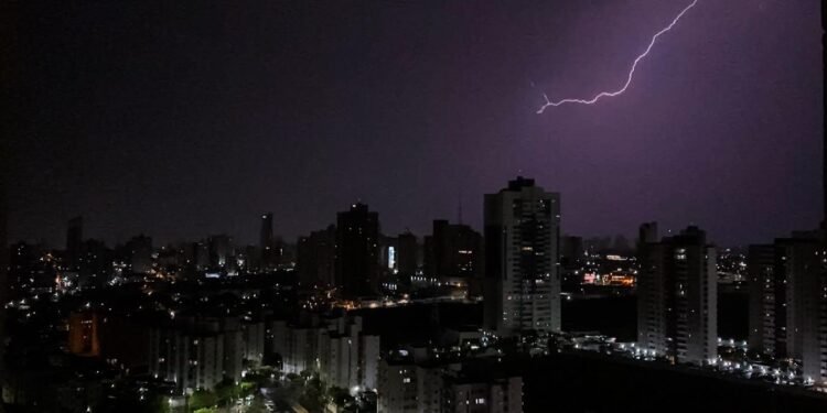 Após alagamentos, novas tempestades podem atingir municípios de MT com granizo e ventos de 100 km/h; entenda