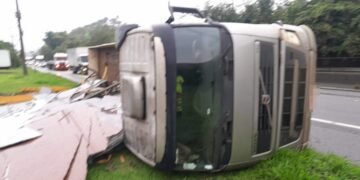 Carreta carregada com placas de mármore tomba na Via Dutra, em Piraí