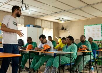 Educação no canteiro de obras ou no shopping: empresas do PR oferecem aulas durante o expediente para trabalhadores concluírem estudos Educação no canteiro de obras ou no shopping: empresas do PR oferecem aulas durante o expediente para trabalhadores concluírem estudos
