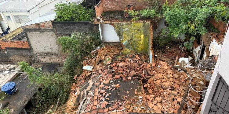Após chuva, imóvel abandonado desaba e destroços atingem terreno de casa em Juiz de Fora Após chuva, imóvel abandonado desaba e destroços atingem terreno de casa em Juiz de Fora