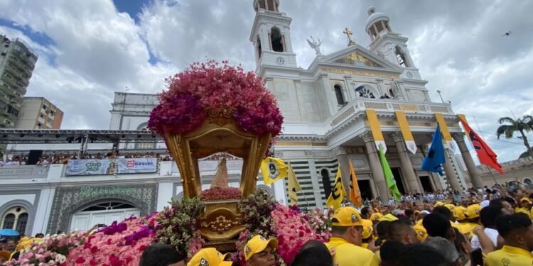 Procissão do Círio de Nazaré reúne multidão e termina após 5h de sacrifício e fé dos romeiros em Belém Procissão do Círio de Nazaré reúne multidão e termina após 5h de sacrifício e fé dos romeiros em Belém