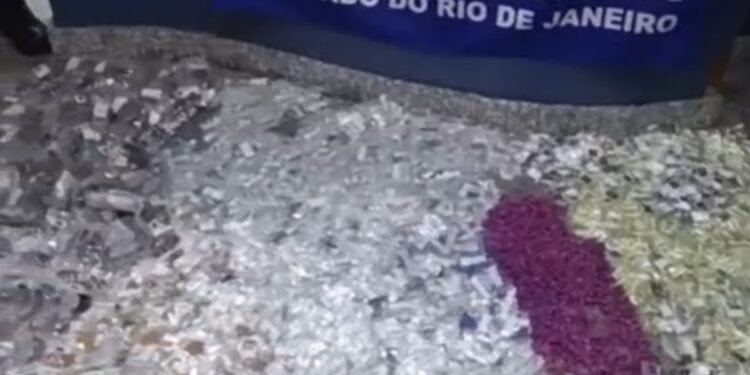 Motociclista é preso com 40 kg de drogas em caixa de ovos em Angra dos Reis Motociclista é preso com 40 kg de drogas em caixa de ovos em Angra dos Reis