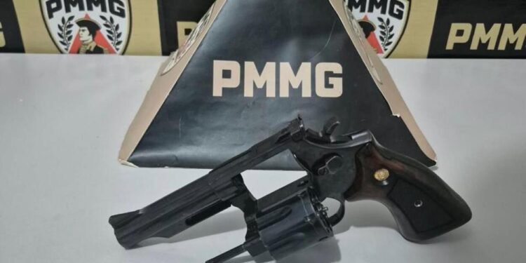 Após denúncia de agressão contra ex, PM encontra arma guardada em casa de idoso em Itabirinha