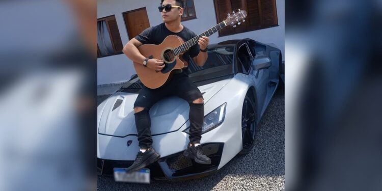 Cantor sertanejo leva quase quatro anos e gasta R$ 80 mil na fabricação de carro para divulgar carreira: ‘Me chamavam de doido’ Cantor sertanejo leva quase quatro anos e gasta R$ 80 mil na fabricação de carro para divulgar carreira: ‘Me chamavam de doido’