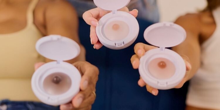 Prótese de mamilo de silicone busca recuperar aparência da mama e ajuda mulheres a reconstruir autoestima