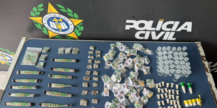 Mulher é presa suspeita de tráfico de drogas em Angra dos Reis Mulher é presa suspeita de tráfico de drogas em Angra dos Reis