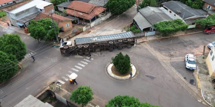 Carreta carregada com farelo de cana tomba e interdita cruzamento em Salmourão Carreta carregada com farelo de cana tomba e interdita cruzamento em Salmourão