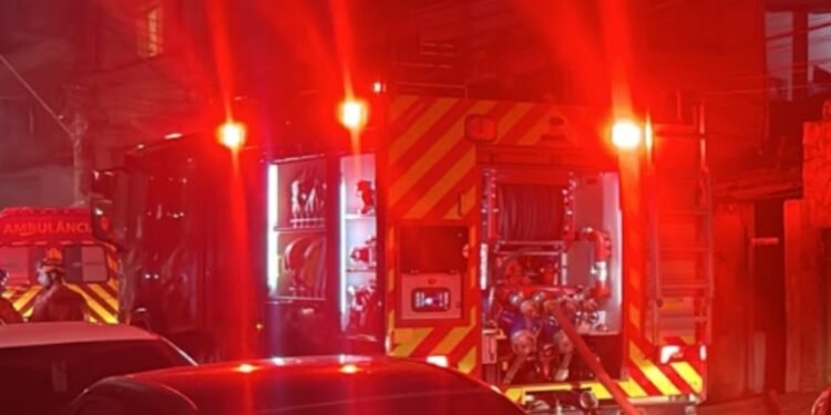 Casa pega fogo e mobiliza equipe do Corpo de Bombeiros em Barra Mansa Casa pega fogo e mobiliza equipe do Corpo de Bombeiros em Barra Mansa