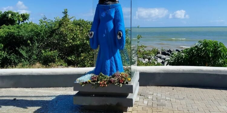 Vídeo mostra briga que terminou com proteção de vidro da estátua de Iemanjá quebrada, em João Pessoa Vídeo mostra briga que terminou com proteção de vidro da estátua de Iemanjá quebrada, em João Pessoa